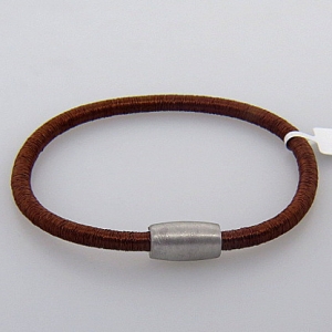 pulsera hilo simple chocolate con tonel blanco